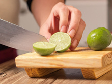 Se você tem a metade de um limão, você tem um tesouro: 8 maneiras de aproveitar o ingrediente no dia a dia