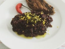 Risoto de arroz preto com molho de limão siciliano
