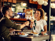 Nem tinto, nem rosé: pessoas que preferem vinho branco costumam ter essas 6 atitudes em comum, segundo a psicologia