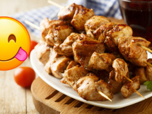 Como preparar um delicioso espetinho de frango no fogão para um almoço descontraído