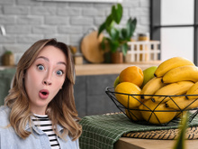 Mulher fica atônita ao descobrir por que não deve deixar as bananas em uma fruteira