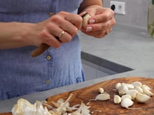 Com quantos anos você descobriu que dá para descascar alho em segundos com um truque simples?