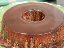 Essa receita de pudim de chocolate com calda de caramelo vai deixar suas tardes mais felizes!