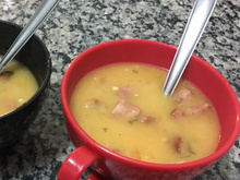 Sopa de mandioca com linguiça