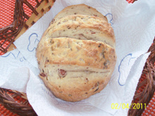 Pãozinho italiano caseiro com salame, azeitonas e ervas frescas