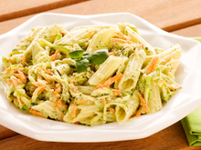 Salada de penne com pesto de rúcula