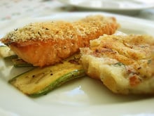 Salmão em crosta de ervas, sobre cama de legumes e bolacha de batata com bacon