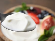 Iogurte grego é saudável? Veja o que olhar no rótulo antes de comprar para escolher melhor