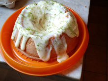 Bolo de iogurte com calda de limão