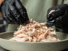 O frango desfiado que sempre faço pra semana: aprendi o passo a passo com uma nutricionista e agora sempre tenho pronto na geladeira e no freezer