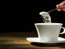 Não adianta só cortar o açúcar do café: especialista explica que o problema está no açúcar que você não vê