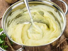 Usando "ouro líquido" para o melhor purê de batatas! É por isso que você nunca deve cozinhar batatas em água