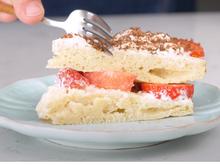 Bolo de iogurte na airfryer: receita com morangos e chantilly é um sucesso com as crianças