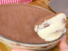 Esse tiramisu na travessa é uma perdição: o creme mais suave que eu já provei, já testei duas vezes e vou levar no Natal