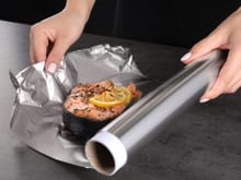 Nutricionista alerta: nunca cozinhe esses 7 alimentos com papel-alumínio (o número 5 vai te surpreender!)