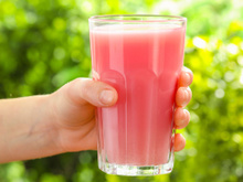 Esqueça a laranja: o suco dessa fruta tem 4 vezes mais vitamina C e é uma delícia