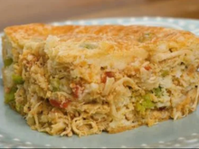 Tem frango sobrando na geladeira? Essa torta de liquidificador é a receita perfeita para uma refeição prática e saborosa