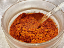 Há 11 anos compro páprica em loja conhecida de produtos naturais, mas descobri que o condimento é falsificado com um teste bem simples