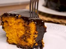 Bolo de cenoura leve e fofinho: o TudoGostoso revela como acertar para a massa não solar