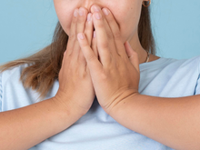 Nem sempre é falta de higiene! 6 doenças que podem estar por trás do mau hálito depois de comer