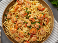 Macarrão com camarão é o prato que minha avó sempre fazia nas férias das crianças e que agora faço para os meus filhos