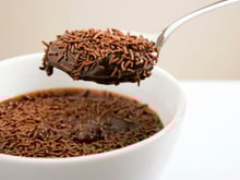 Receita de brigadeiro fitness com 3 ingredientes para saborear o docinho com saúde