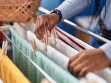 Organize sua lavanderia com este varal de chão de 3 andares em oferta pela metade do preço