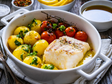 Filé de merluza no forno com leite de coco: gratinado leve com batatas perfeito para se mimar no começo da semana