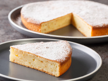 É como comer uma nuvem: bolo de iogurte grego levinho e muito fácil de preparar