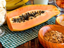 Nem granola, nem aveia: esse é o ingrediente que as pessoas estão adicionando ao mamão para ajudar o intestino e reduzir inflamações