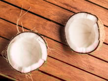 Coco seco: como abrir e descascar a fruta de forma fácil