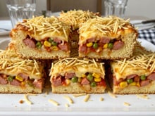 Torta de forno de cachorro-quente: lanche de liquidificador prático para o Dia das Crianças