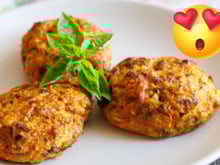 Suculentas almôndegas de abobrinha fritas e crocantes com queijo feta, parmesão e muitas ervas frescas: receita da vovó absolutamente deliciosa