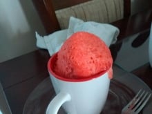 Bolo de caneca de morangos