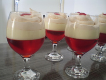 Taças de gelatina com creme e chantily