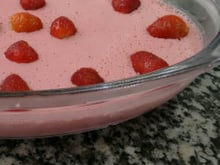 Gelatina cremosa com morangos