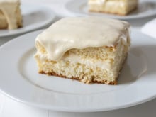 Bolo de chocolate branco proteico: sobremesa saudável, livre de glúten e com poucas calorias para aproveitar sem sair da dieta!