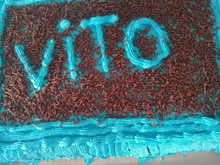 Bolo de chocolate com recheio de brigadeiro e coberto com chantilly