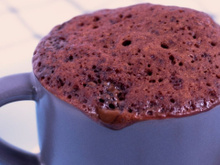 Vontade de um bolinho? Bolo de caneca na airfryer vai matar seu desejo rapidinho