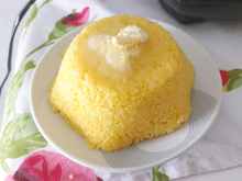 Cuscuz de caneca que você pode fazer no micro-ondas em 5 minutos e tem o tamanho certo para o café da manhã