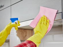 Adeus gordura nos armários da cozinha: esse truque com bicarbonato de sódio funciona mesmo