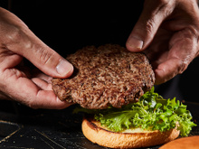 Com quantos anos você descobriu que o seu hambúrguer só fica igual de restaurante se usar técnica?