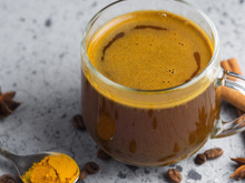 Para que serve café com cúrcuma? Descubra porque combinação está em alta e quais são os benefícios para a saúde