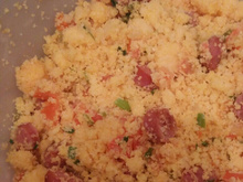 Farofa de cuscuz com calabresa
