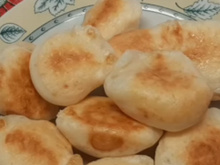 Sem ovo e sem trigo: pãozinho de tapioca de 3 ingredientes é surpreendentemente simples e gostoso