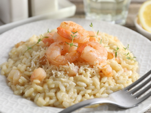 Jantar de luxo, preço de feira: faça essa receita de risoto de camarão gastando pouco