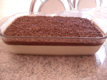 Receita de sobremesa vapt-vupt pra fazer no finde: torta de limão com chocolate na travessa rende 10 divinas porções