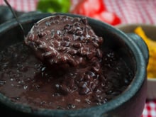 Feijão simples, fácil de fazer e muito delicioso para um almoço ou jantar bem saboroso