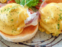 Como fazer ovos benedict? Aprenda a fazer a receita com molho holandês que é sucesso na hora do brunch