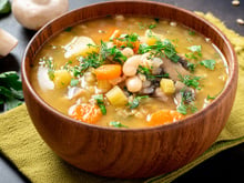 Quando o frio aperta, essa sopa de carne com creme de batata do TudoGostoso é a primeira receita que faço